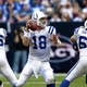 Jeff Saturday (r.) protects Peyton Manning.